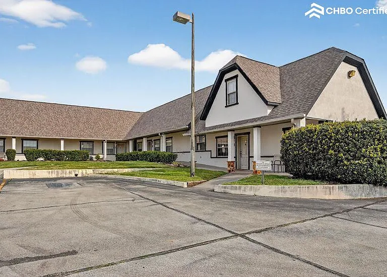 1332 W Andrew Johnson Hwy #10 — Photo 3