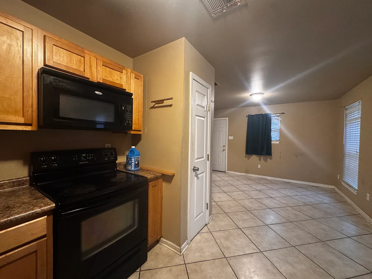 2 bed, 1000 sqft, $1,200 — Photo 4