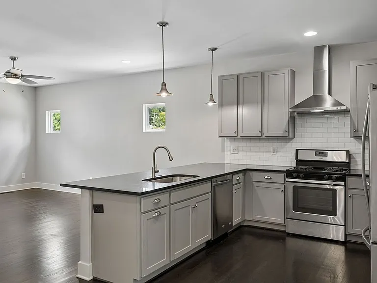 906 Smiley St — Photo 43