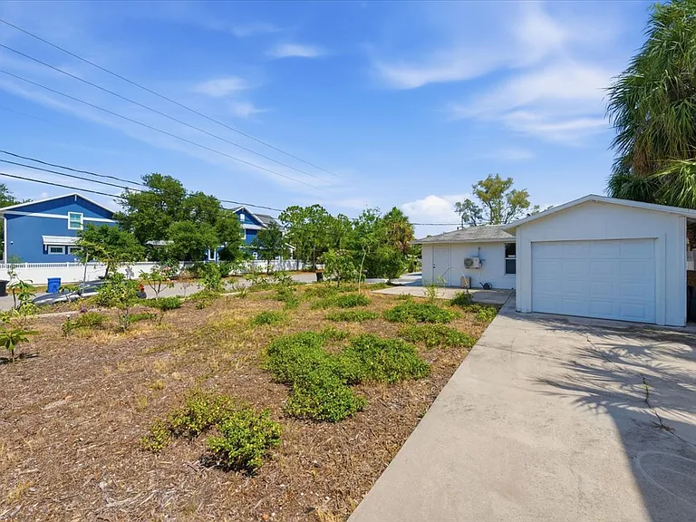 1647 Bay St SE — Photo 43