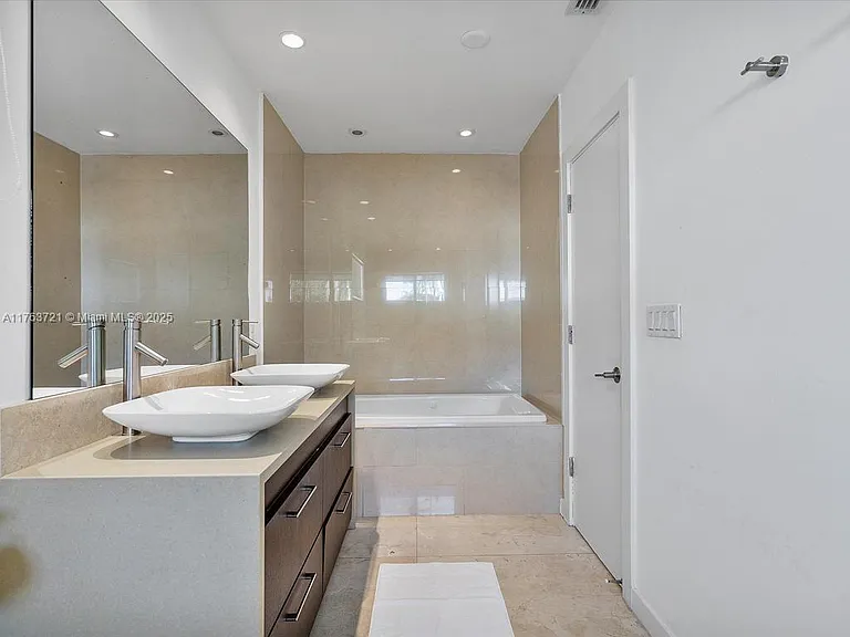 16473 NE 31st Ave — Photo 18