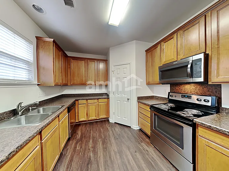 5116 Abercromby St — Photo 4