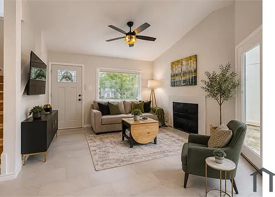 6223 Valley Pawn — Photo 4