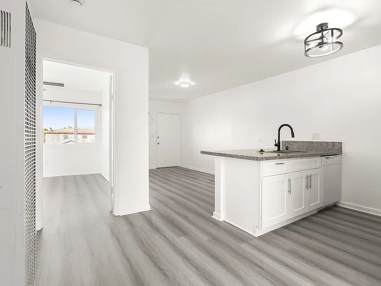 (Ar/Jo/Em:C) 1040 W. 91st Street — Photo 8