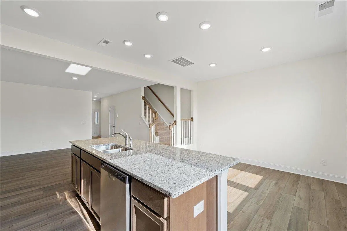 3 Bedroom 2.5 bath & Garage — Photo 4