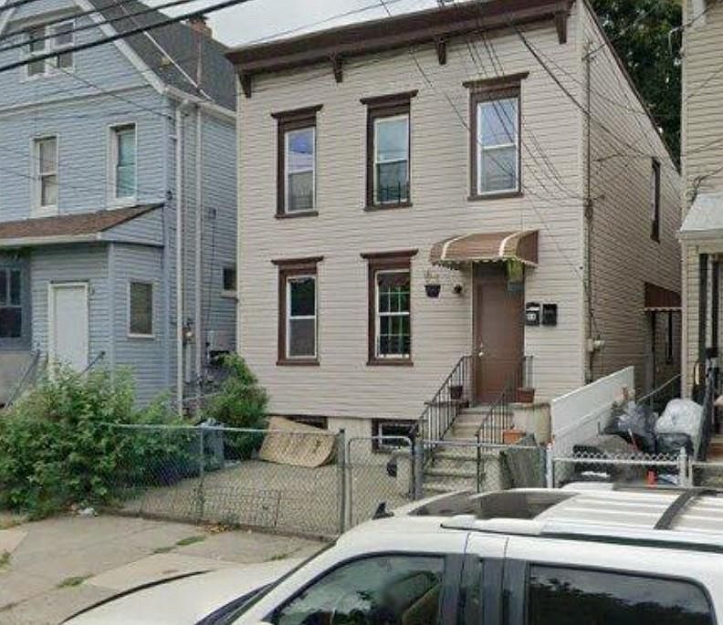 2nd image of 94 Gordon St
