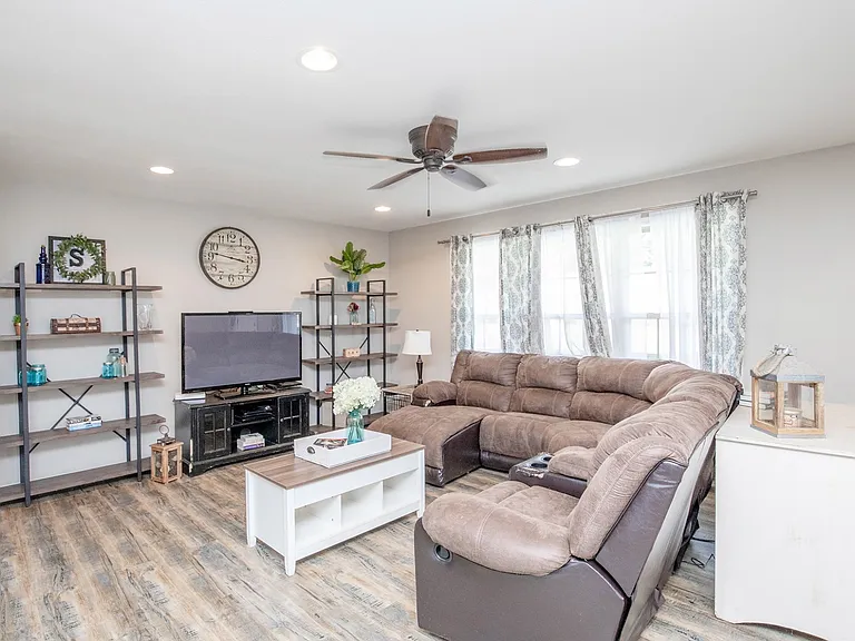 457 Reeves Dr — Photo 6
