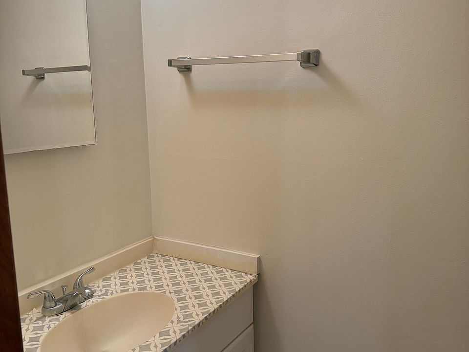 1st image of 122-122 Oakcrest Cir