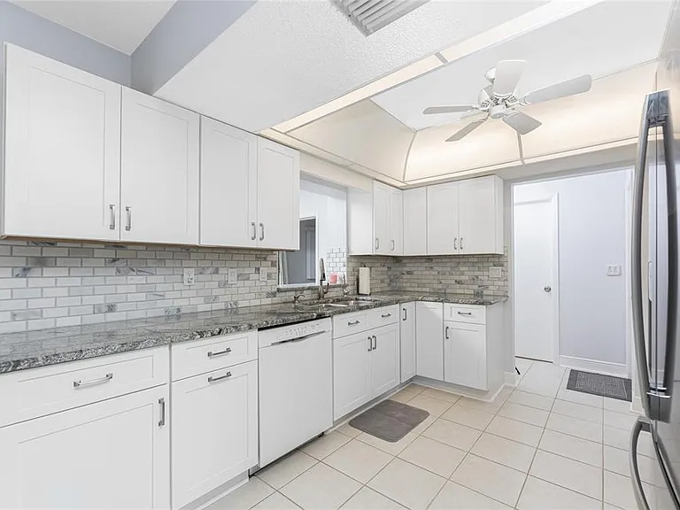 1720 Florence Ave — Photo 10