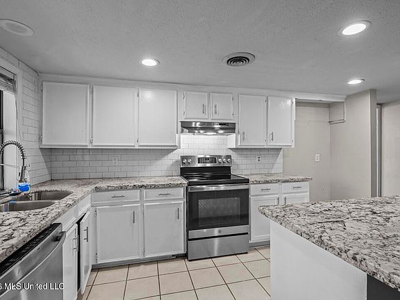 2nd image of 5 Dove Way Cir