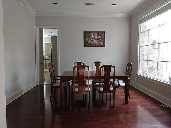 Door between dining, kitchen