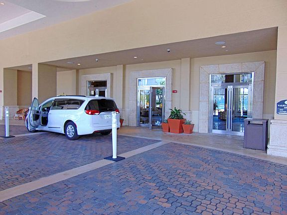05 Marriott Resort Entrance 2