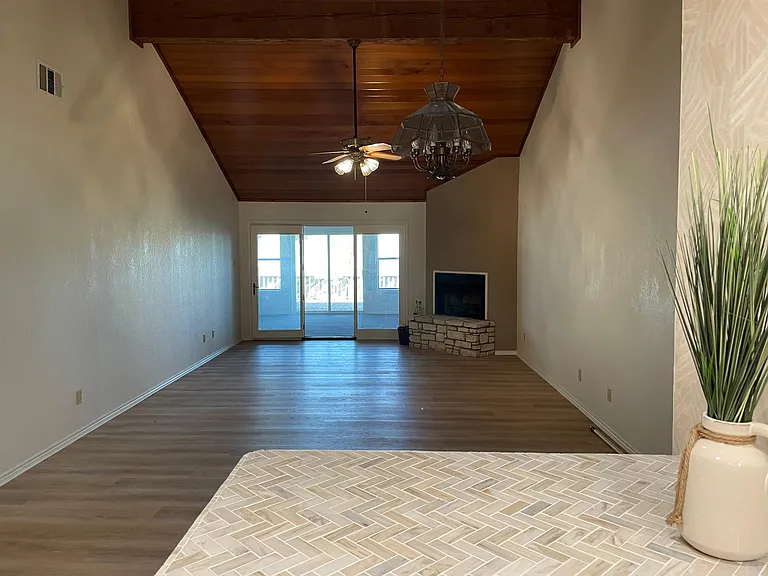 2745 Bandera Hwy #6 — Photo 4