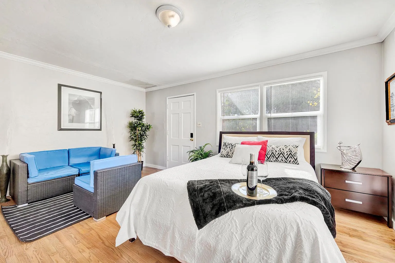 Studio, 560 sqft, $2,290 — Photo 3