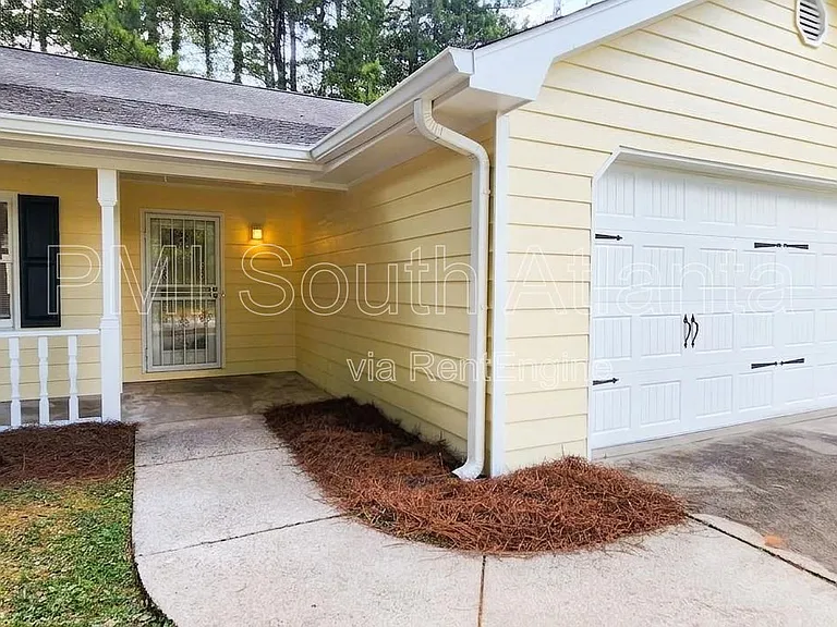 2735 Stanton Woods Dr SE — Photo 2
