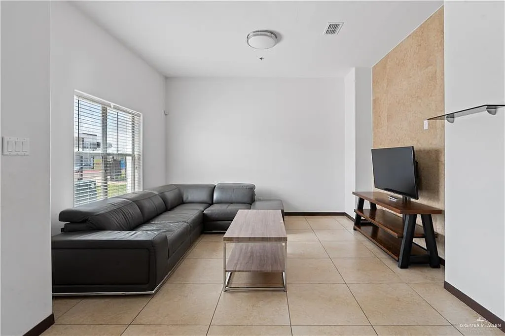 Building Photo - 4217 Colbath Ave #405A