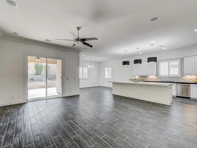 933 Everest Peak Ave — Photo 3