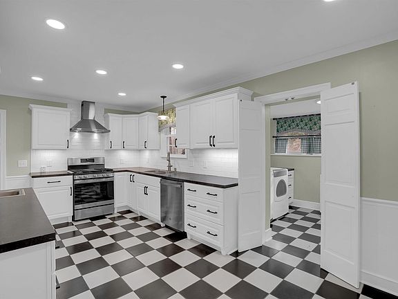 3rd image of 904 Seminole Dr