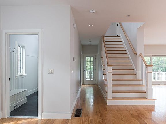 5th image of 479 Beechwood St