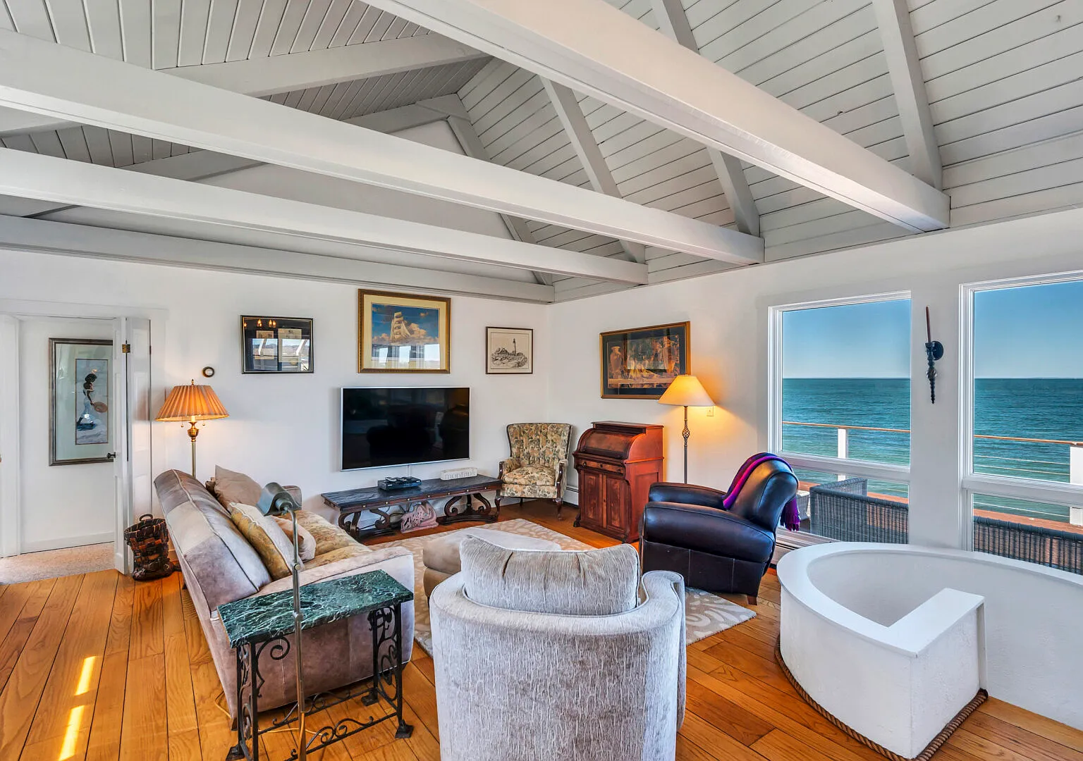 Waterfront beach house with breathtaking views — Photo 4