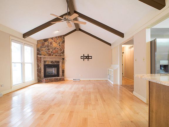 4th image of 1216 Cambridge Dr