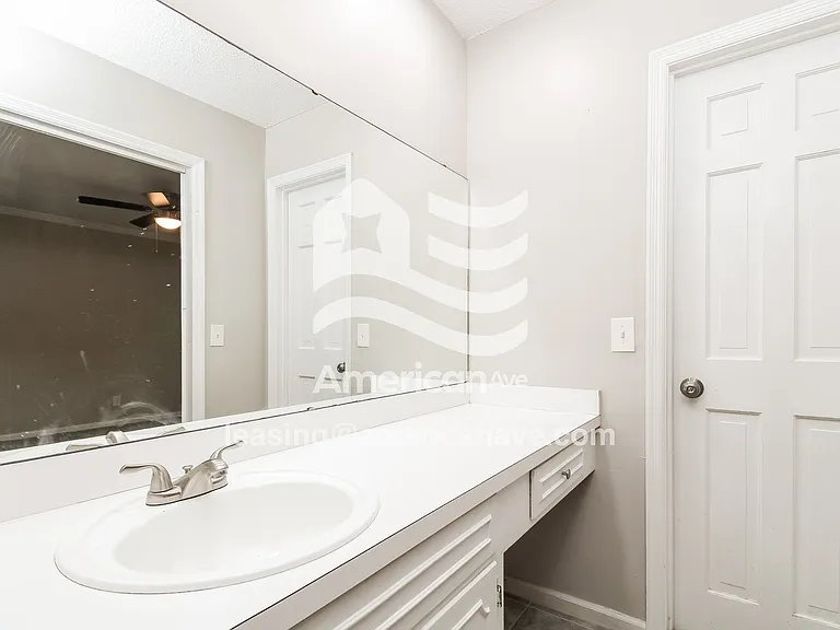 27533_014_bathroom_14.jpg