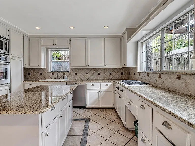 112 Cloverleaf Ave — Photo 21