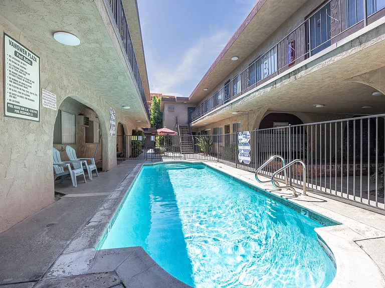Vanowen Plaza — Photo 2