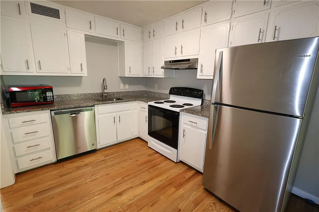 2 bed, 1.0 bath, $1,600 — Photo 3