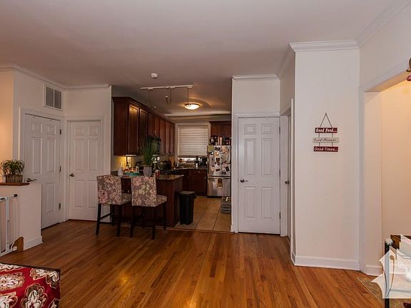 5th image of 881 W Cornelia Ave
