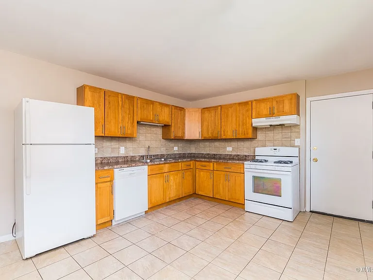 813 E Marquette Rd — Photo 2