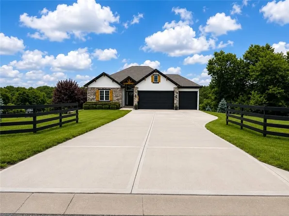 12001 S Eagle Crest Dr, Lees Summit, MO 64086