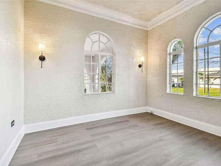 2102 W La Salle St — Photo 11