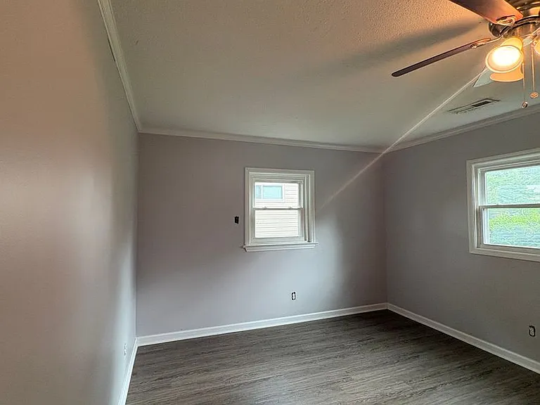 5019 Greenview Dr — Photo 2