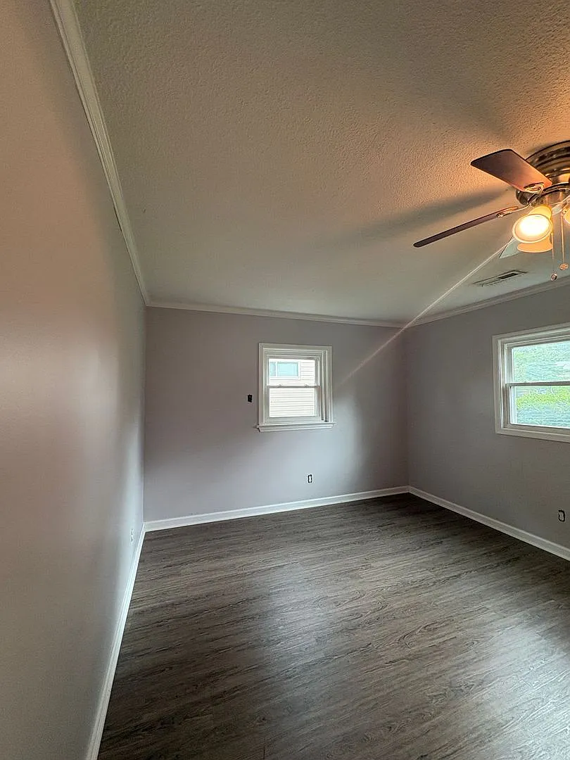 Building Photo - 5019 Greenview Dr