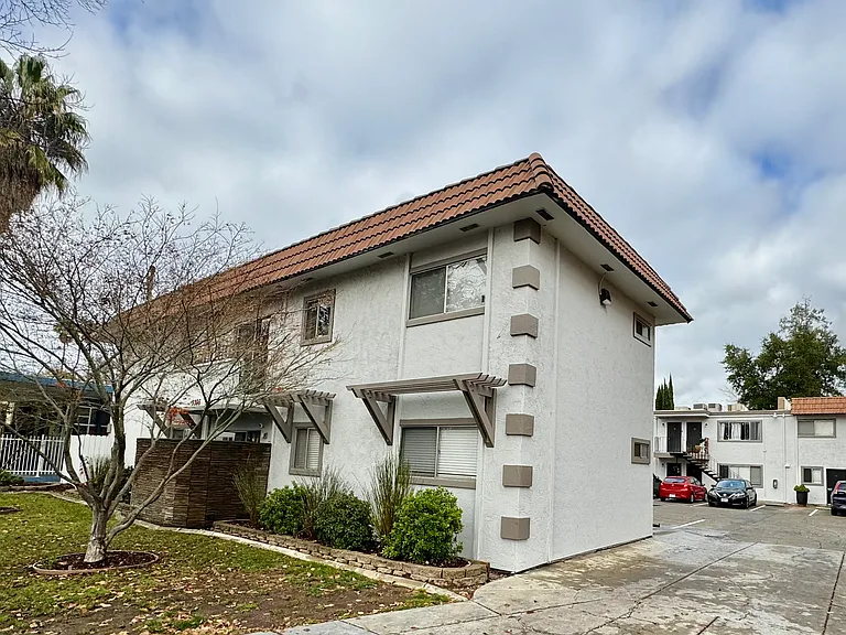 3335 J st — Photo 1