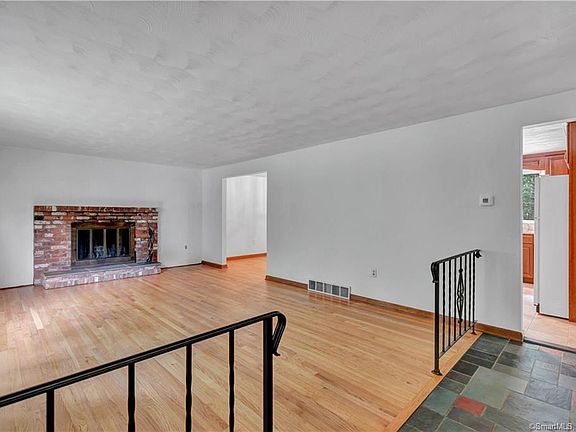 5th image of 42 Bartlett Dr