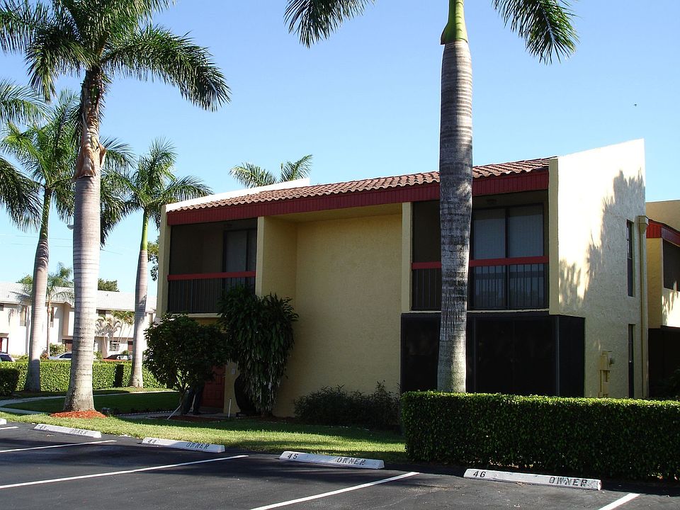 Beautiful end unit townhouse!