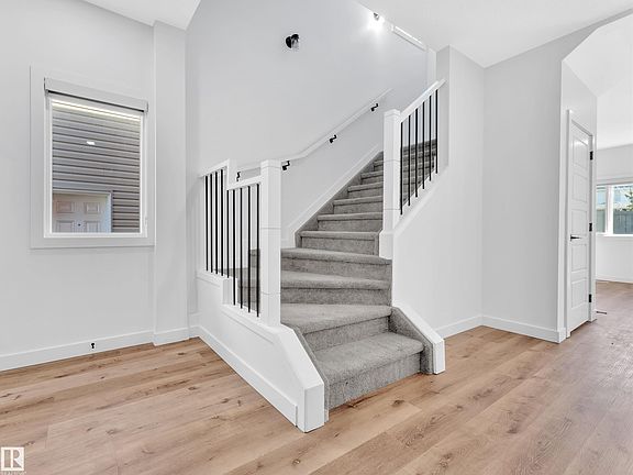 4th image of 523 Kleins Cres