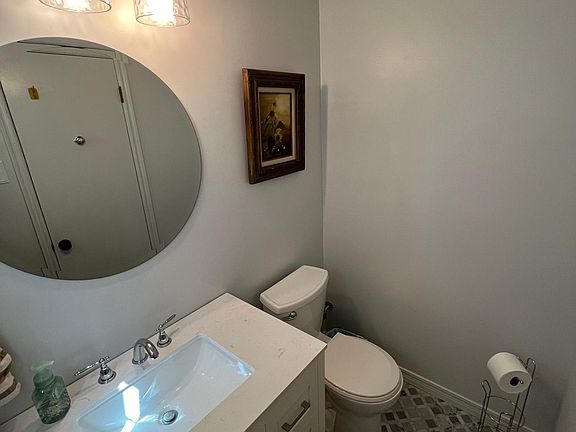 4th image of 211 E 33rd Pl
