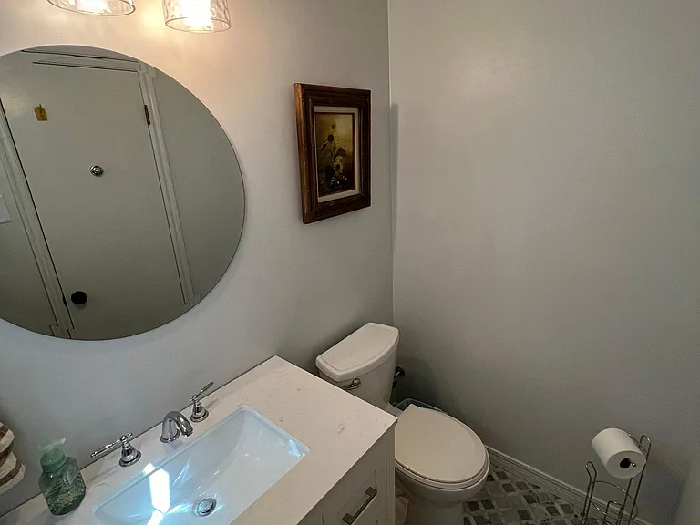 211 E 33rd Pl — Photo 4