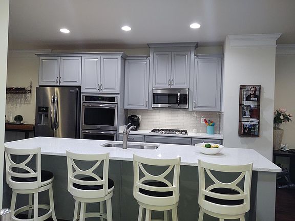 over 10ft long x 39 inches of quartz countertop bar