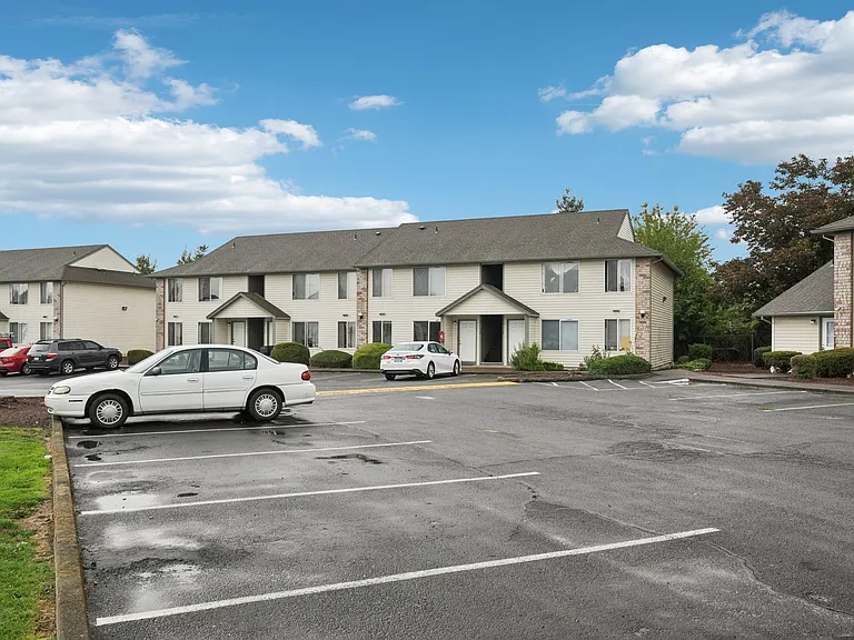Stonehedge Court Apartments — Photo 9