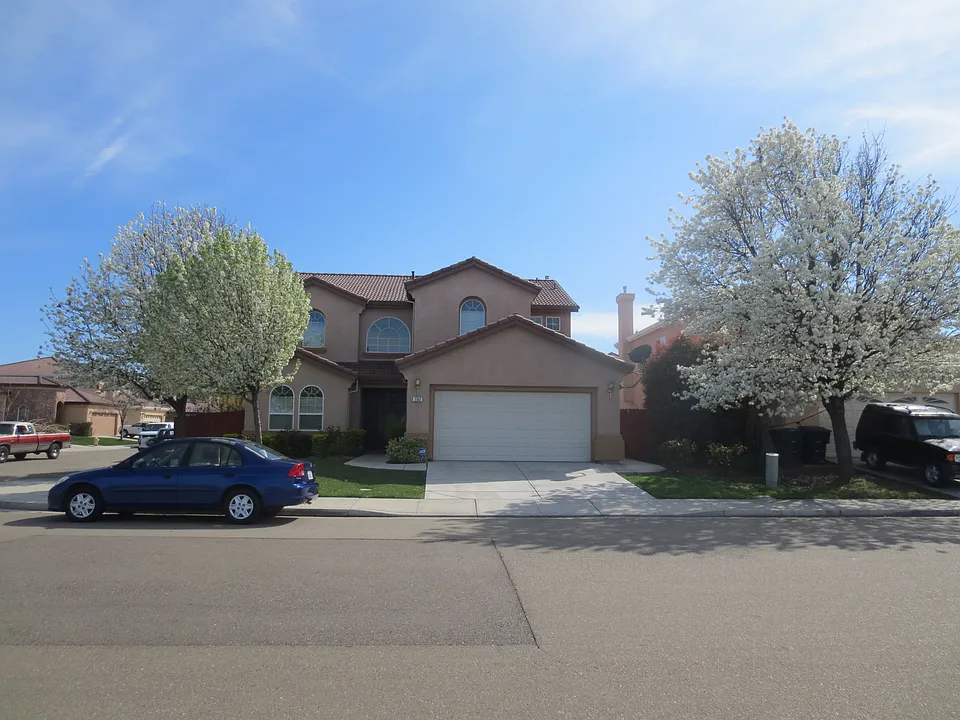 2302 Tennis Ln
