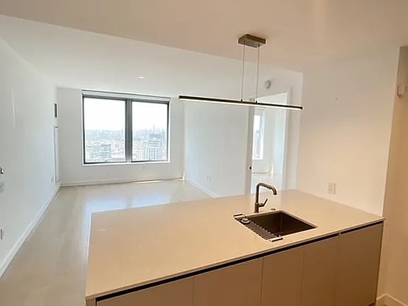 4th image of 3 Court Sq APT 5010