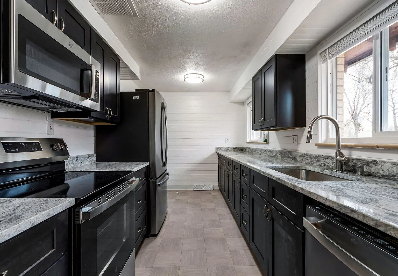 3 bed, 2.0 bath, 1017 sqft, $2,740 — Photo 2