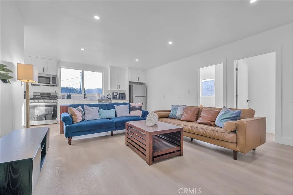 5 bed, 1600 sqft, $5,500 — Photo 4