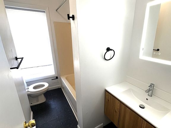 3rd image of 28 Pearl St APT 3