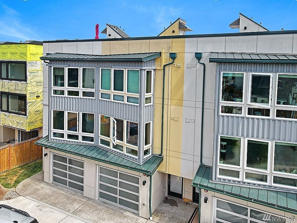Front View of Main Entrance & Driveway