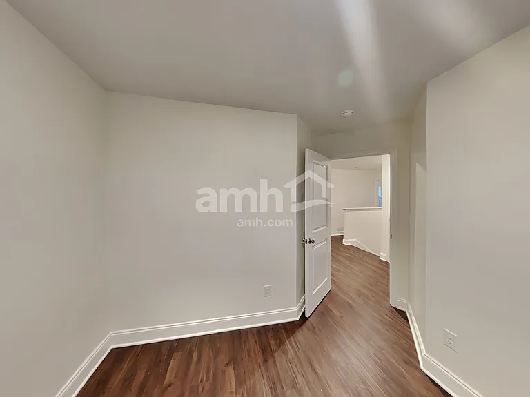 2112 Williamshire Ln — Photo 8